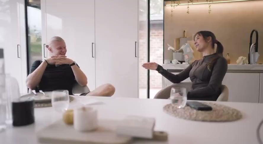 哈兰德女友一开始喜欢哈兰德的挚友直到遇到哈兰德才是真爱