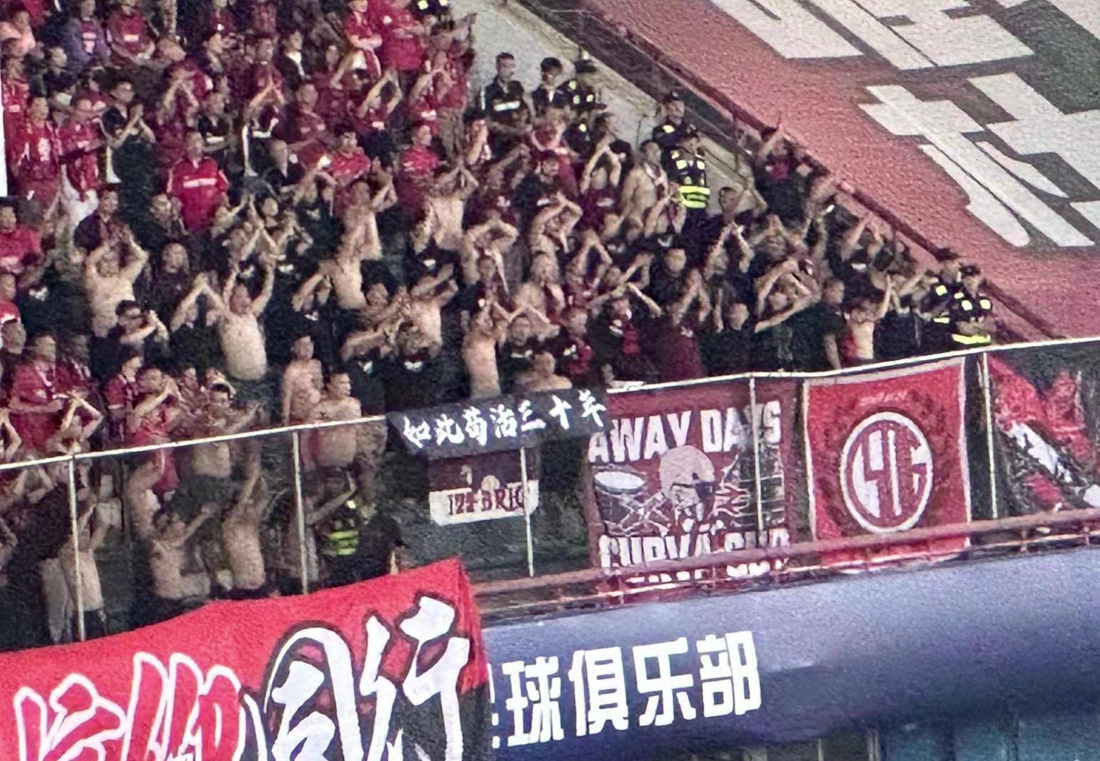 去年极端成都球迷嘲讽河南队如此苟活三十年今年...