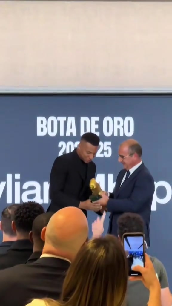 首次获奖姆巴佩领取24-25赛季欧洲金靴奖